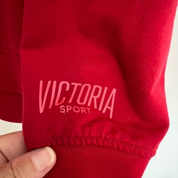 💕 Victoria Sport Red sweater with keyhole in back Size S - Picture 3 of 4